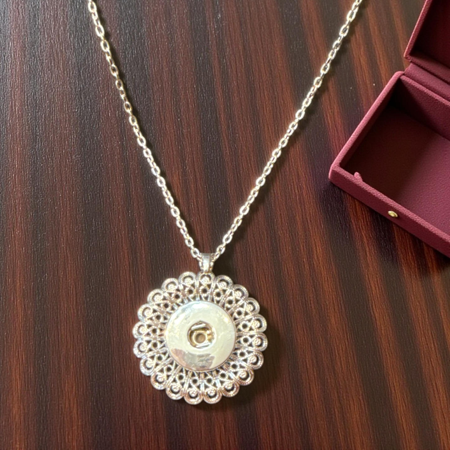 Silver Open Cut-Out Design Round 20mm Snap Charm Necklace Complete with Chain