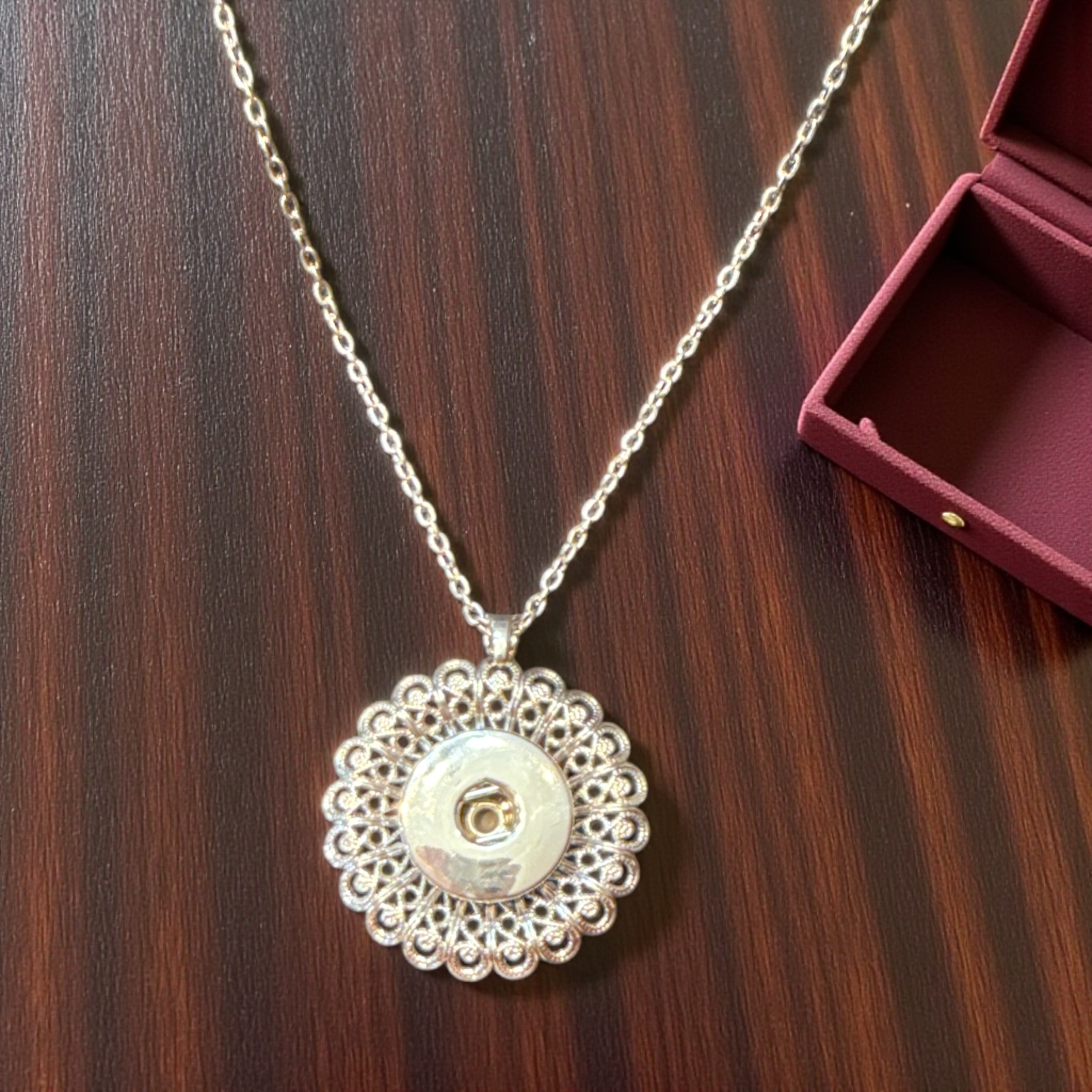 Silver Open Cut-Out Design Round 20mm Snap Charm Necklace Complete with Chain